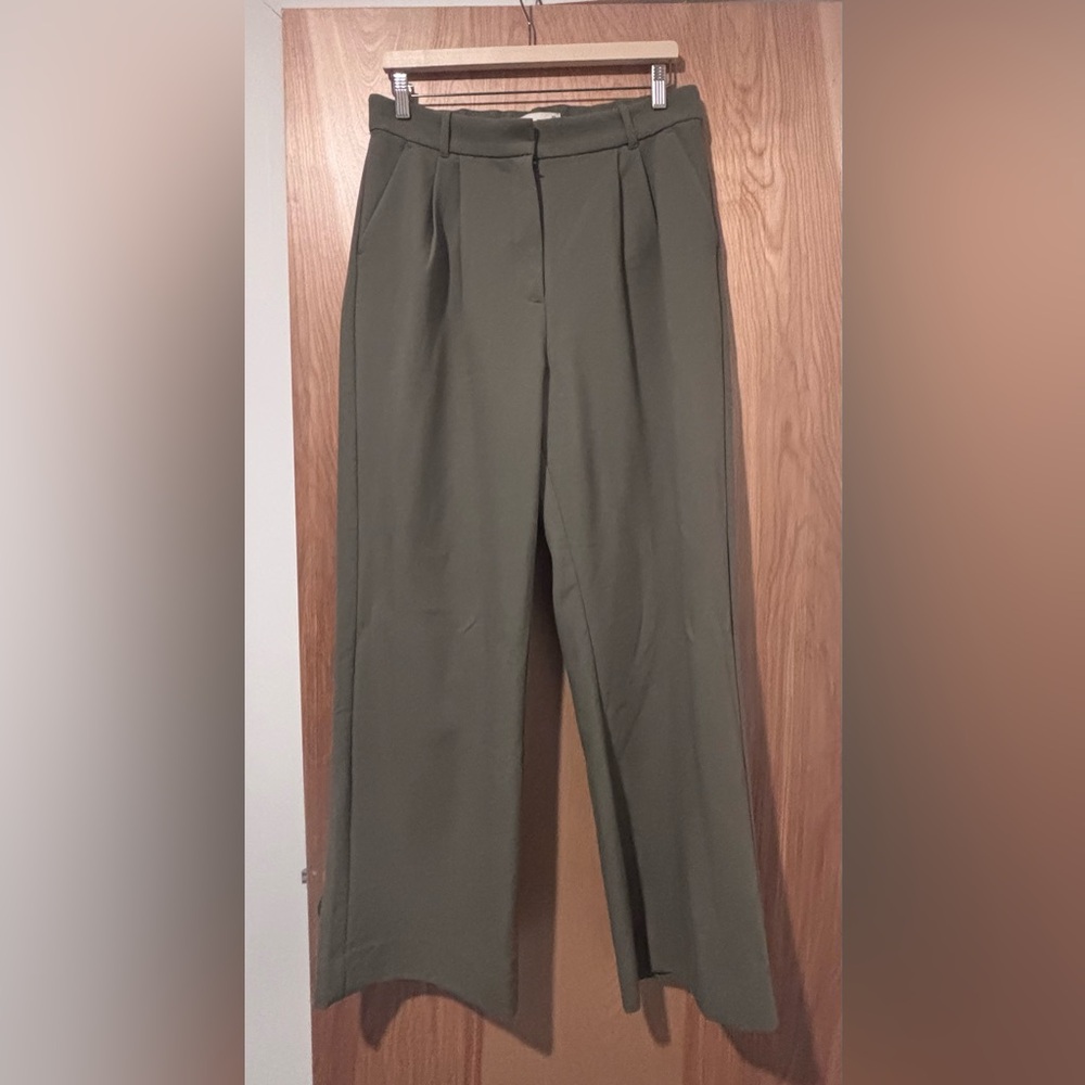 Women’s olive green A&F Sloane Tailored Pant. Size 31 (12)